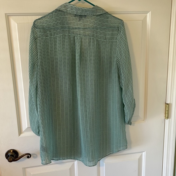 NWOT Fabulous Lightweight Top!😎 - Picture 2 of 5